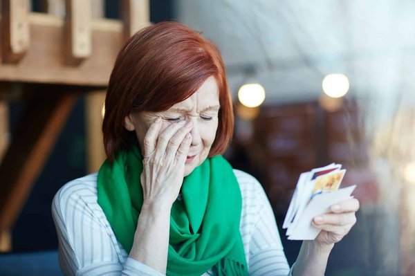 Quelles astuces pour intégrer des éléments de la mode des années 80 dans une garde-robe contemporaine ?