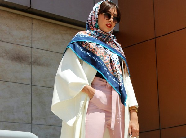 Quelles techniques pour harmoniser des vêtements à motifs différents sans surcharger la tenue ?