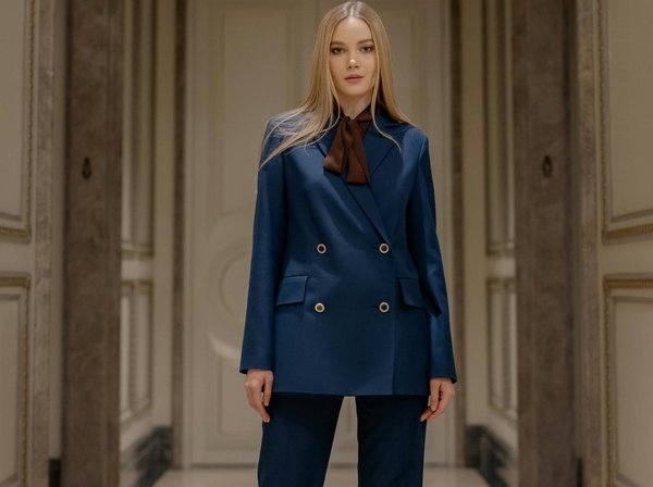 Comment sélectionner des vêtements pour un look monochrome sans paraître monotone ?