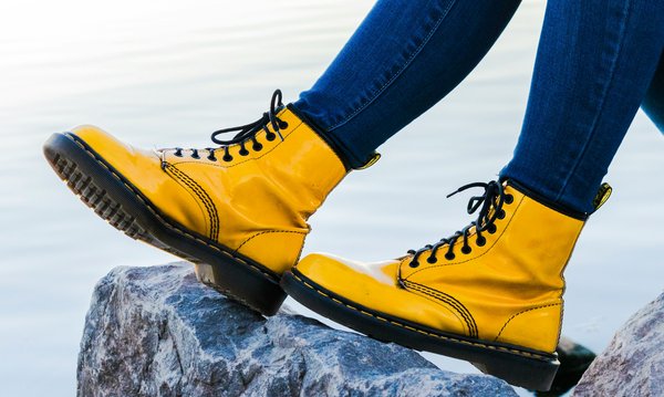 Quelles astuces pour porter des bottes en caoutchouc avec style lors des jours de pluie?